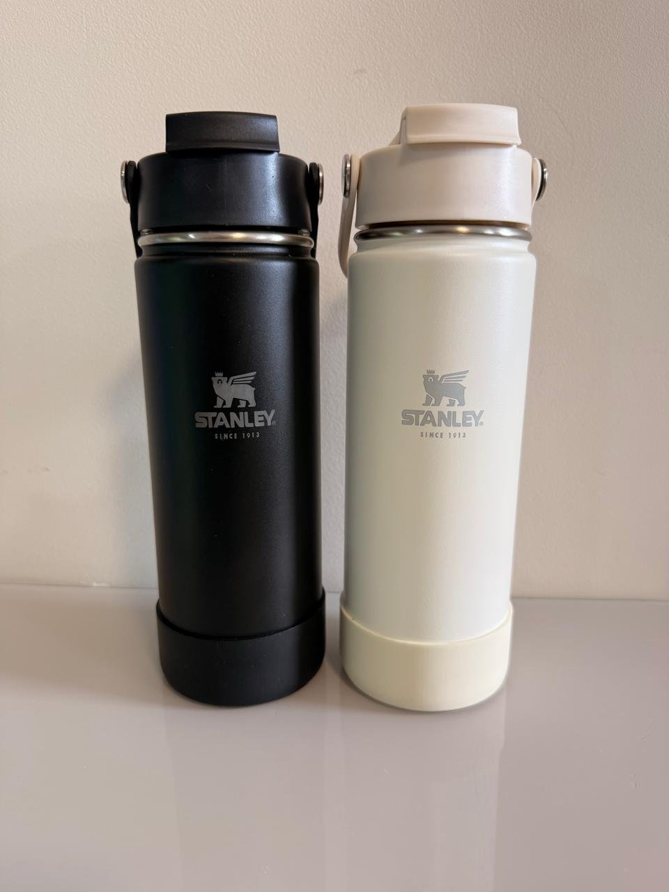 Garrafas térmicas Stanley personalizadas com gravação a laser, nas cores preta e creme